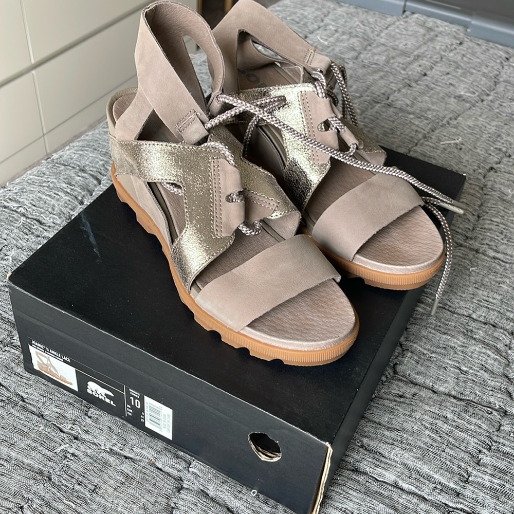 SOREL, Women's Sandals in Taupe and Metallic, 10 EUC
